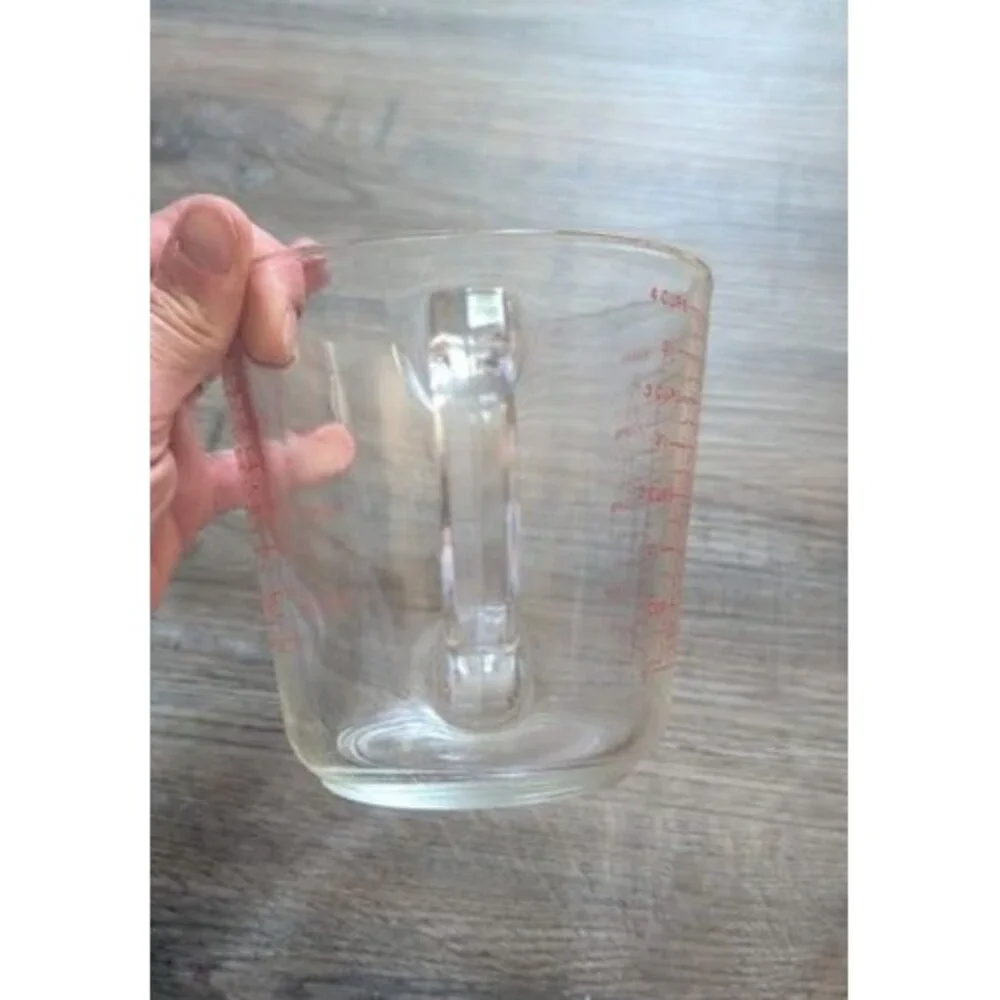 Vintage Pyrex 532 4 cup 1 Quart 32 oz Measuring Cup Red Block Letter D-Handle